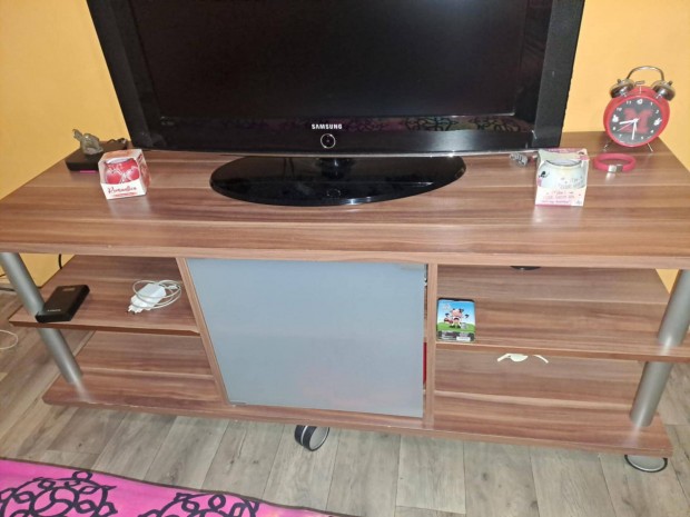 Eladó bútorok, mosógép, TV, kandalló
