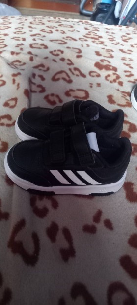 Elado cip adidas 21 es zenetbe lehet rdekldni