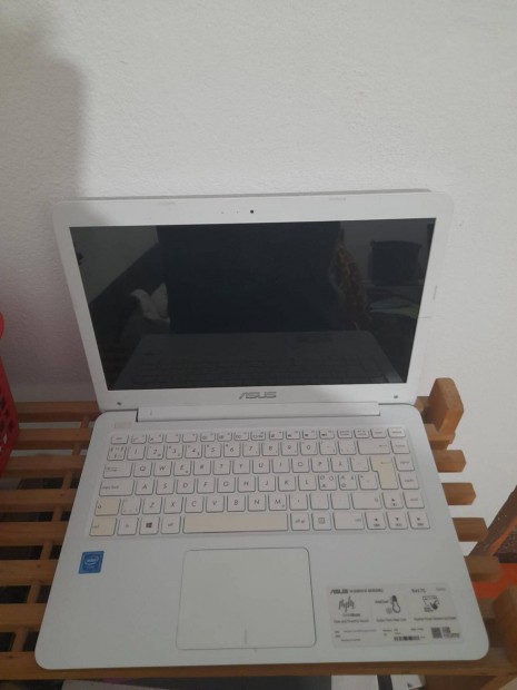 Elad csajos Asus R417S laptop