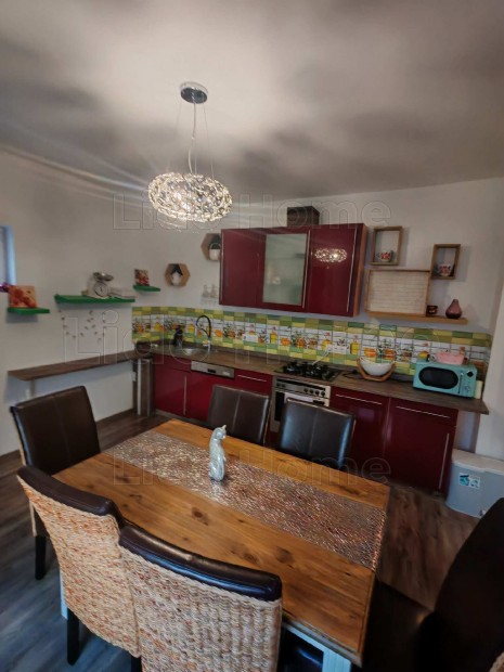 Elad� csal�di H�z H�v�z kertv�rosi r�sz�n