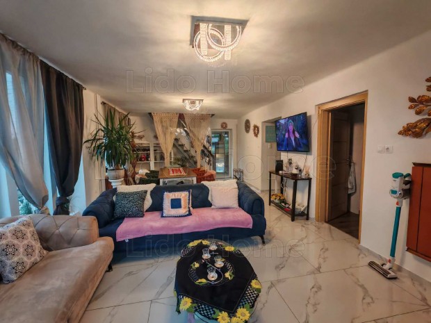 Elad� csal�di H�z H�v�z kertv�rosi r�sz�n