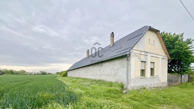 Elad� csal�di h�z 1,3 hekt�ros ter�lettel Medin�n