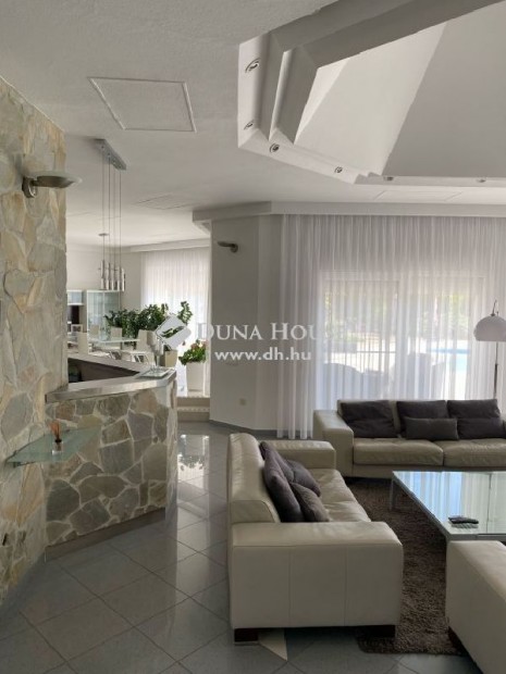 Elad� csal�di h�z 1 hekt�ros ter�leten, a V�mosp�rcsi �t k�rny�k�n