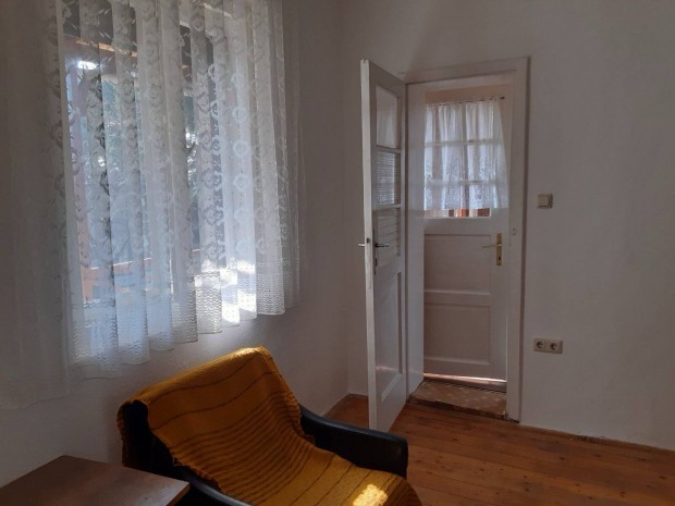 Elad� csal�di h�z 900 nm-es telken