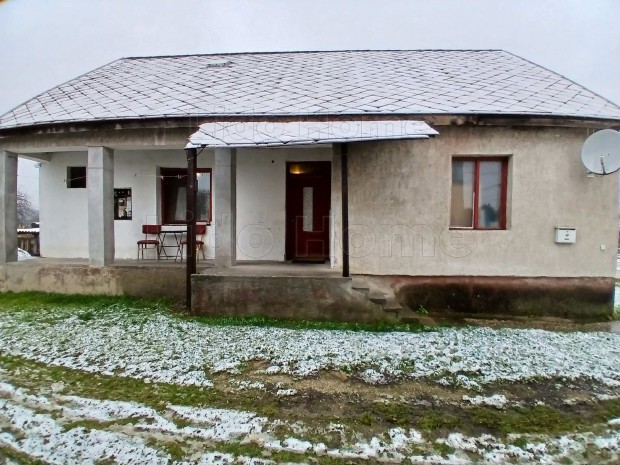 Elad� csal�di h�z �cstesz�ren!