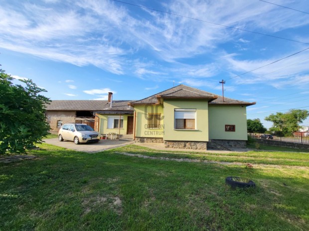 Elad� csal�di h�z Aparhanton