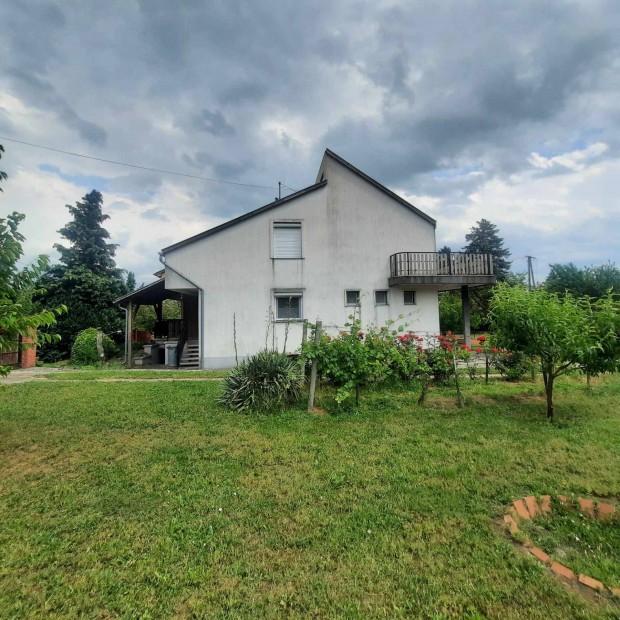 Elad� csal�di h�z Badacsonytomajon