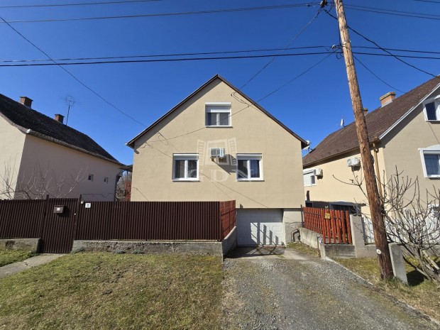 Elad� csal�di h�z Baja, �rv�cska utca