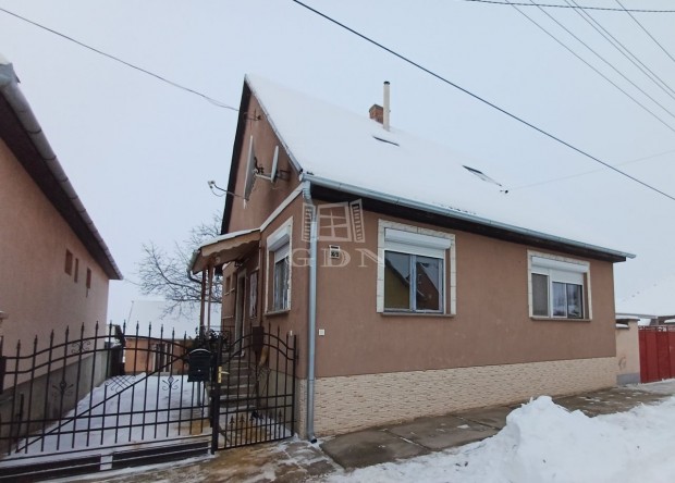 Elad� csal�di h�z Baja, K�kony utca