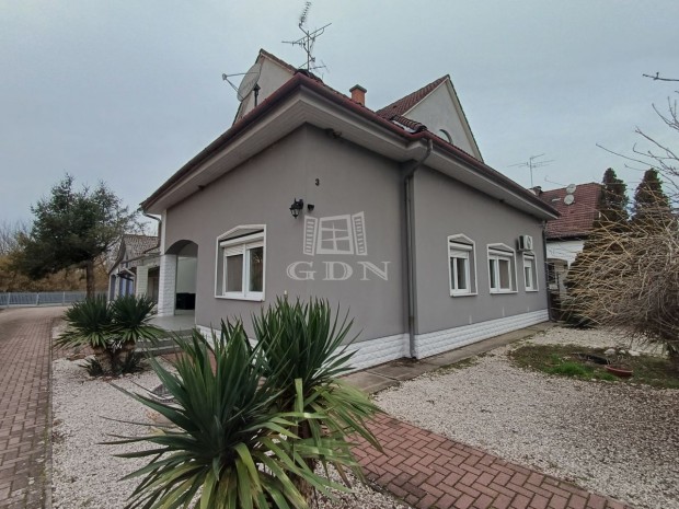 Elad� csal�di h�z Baja, Liget utca