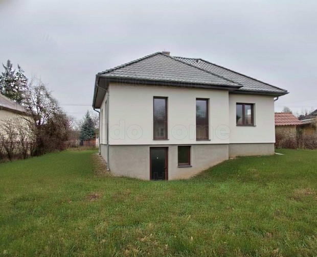 Elad� csal�di h�z Bakonyszentl�szl�n!