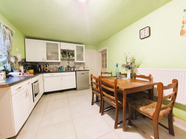 Elad� csal�di h�z Baks�n  nyugodt, bar�ts�gos k�rnyezetben.