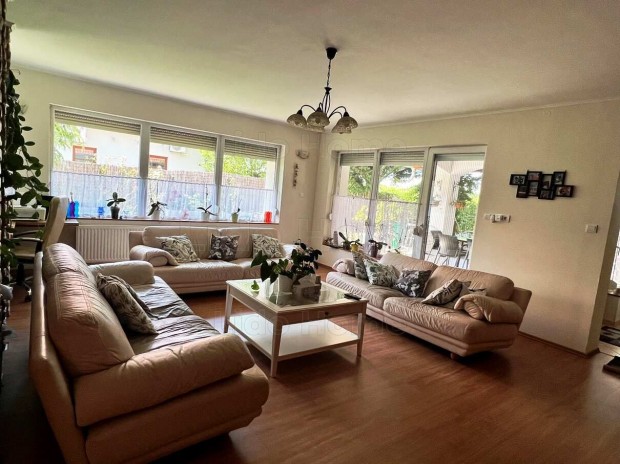 Elad� csal�di h�z Balatonbogl�r kertv�rosi r�sz�n!