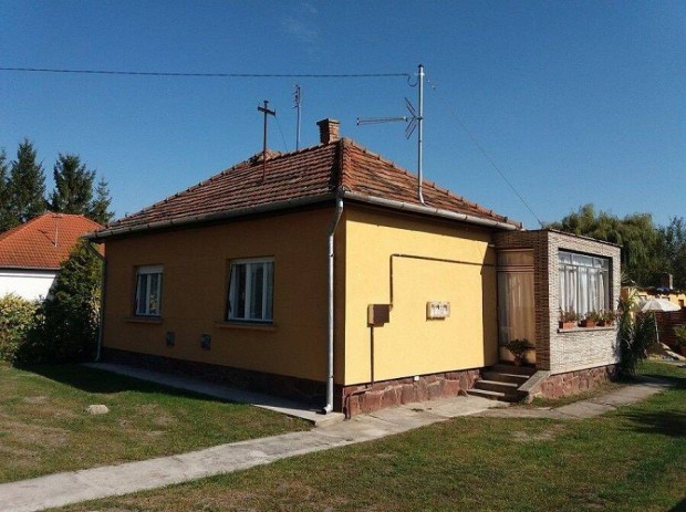 Elad� csal�di h�z Balatonfenyvesen, extra nagy telekkel