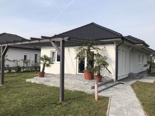 Elad csaldi hz Balatonkeresztr, Balaton, j pts, Kltzhet