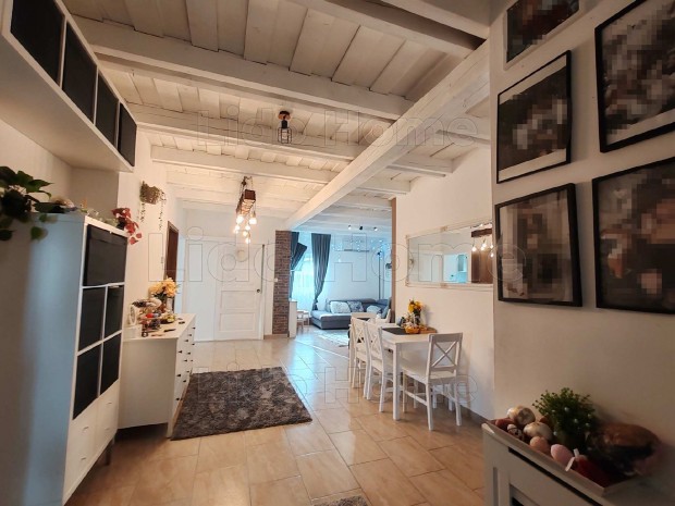 Elad� csal�di h�z Balatonkereszt�ron!