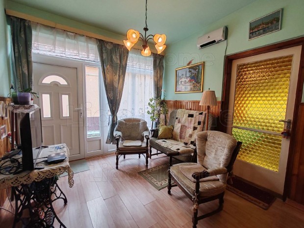 Elad� csal�di h�z Balaton�sz�d�n!