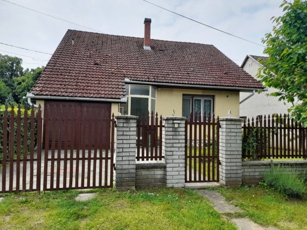 Elad� csal�di h�z Barcs-Somogytarn�c�n