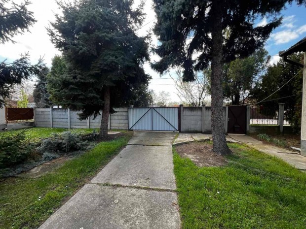 Elad� csal�di h�z B�k�scsab�n a K�nyves utc�ban