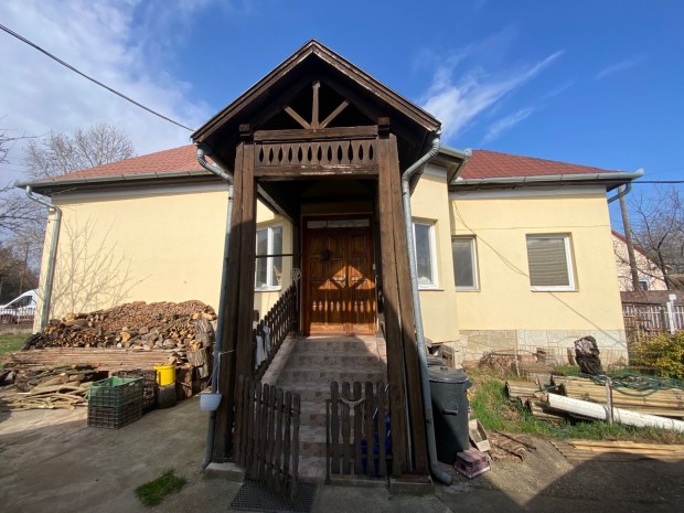 Elad� csal�di h�z Beretty��jfalu csendes, m�gis frekvent�lt r�sz�n!