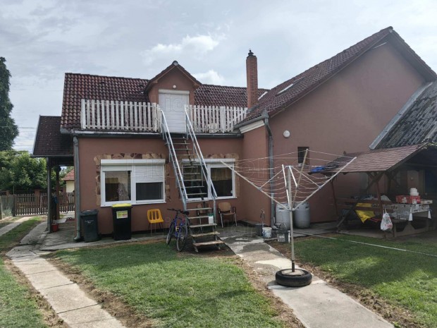 Elad� csal�di h�z Berzenc�n