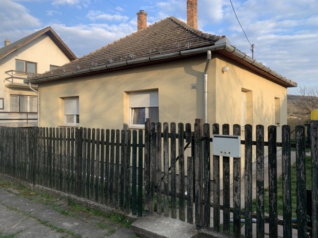 Elad� csal�di h�z Biatorb�gy csendes r�sz�n, hatalmas telekkel �s �r�k