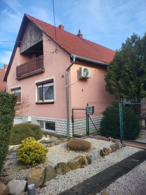 Elad� csal�di h�z Bonyh�don, csendes kertv�rosi r�szen