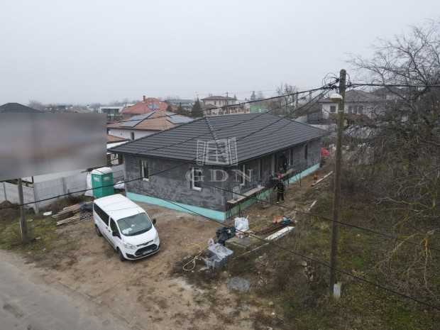 Elad� csal�di h�z Budapest XVII. ker�let, Eml�k utca