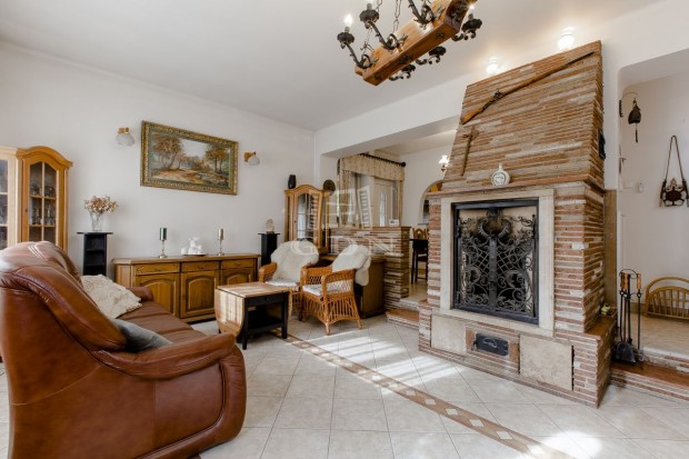 Elad� csal�di h�z Budapest XVI. ker�let, �jsz�sz utca