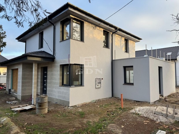 Elad� csal�di h�z Budapest XVI. ker�let, �jsz�sz utca