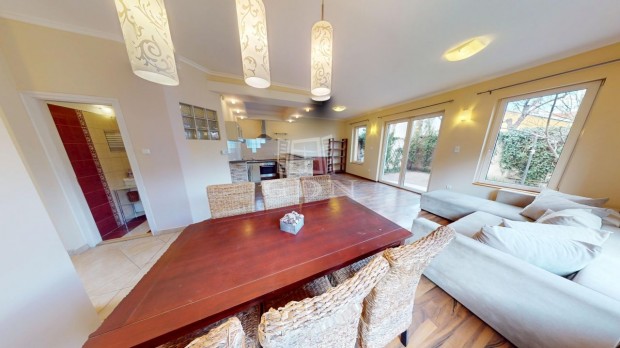 Elad� csal�di h�z Budapest XX. ker�let, �n�ll� h�z, intim telken.