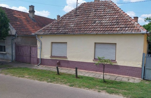 Eladó családi ház Császártöltés