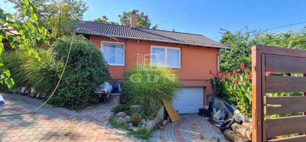 Elad� csal�di h�z Csom�d, F� �t