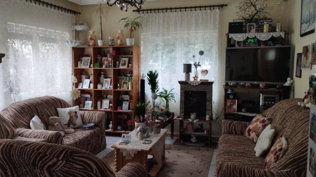 Elad� csal�di h�z Debrecen - J�zsa