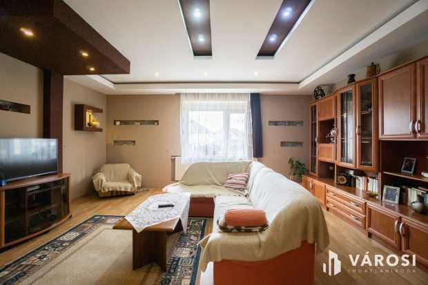 Elad� csal�di h�z Dunaszeg k�zpontj�ban