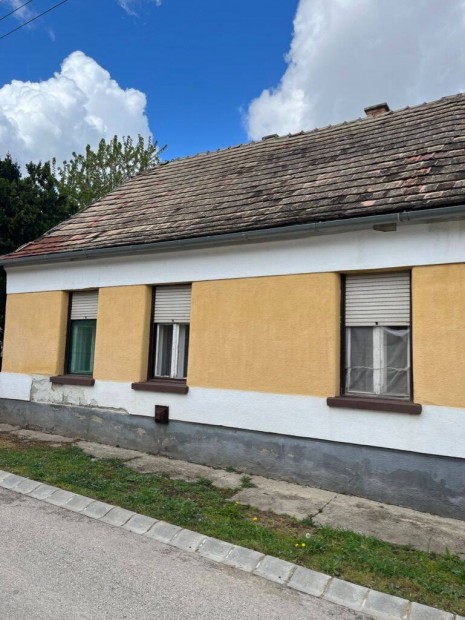 Elad csaldi hz Enyingen, a Balaton kzelben 25 milli Ft