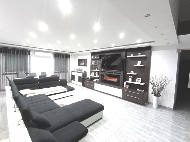 Elad� csal�di h�z �rd, Fenyves-parkv�ros