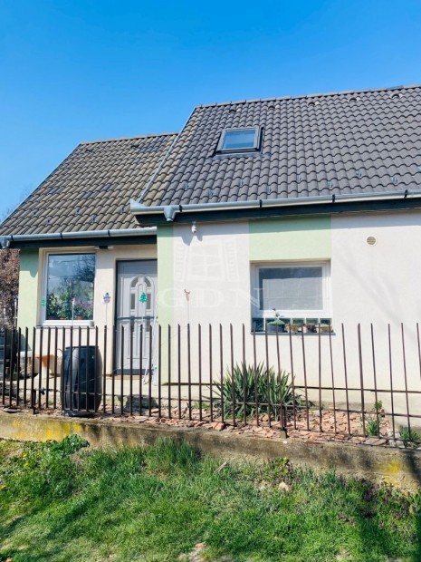 Elad� csal�di h�z �rd, Kertv�rosi k�rnyezet