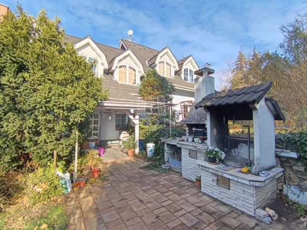 Elad� csal�di h�z Erd�kertes, Szabadkai utca