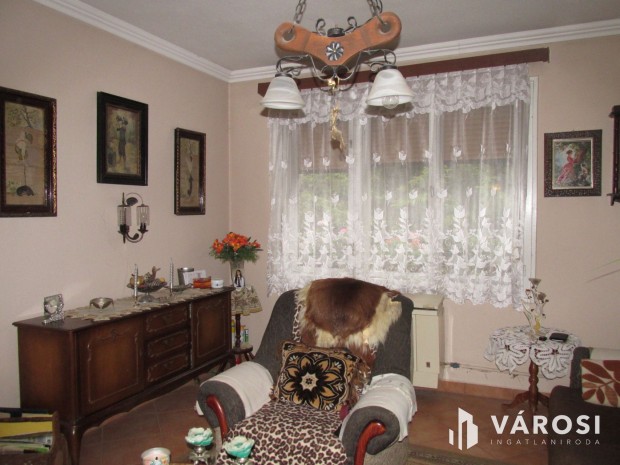 Elad� csal�di h�z �rsekvadkerten csendes k�rnyezetben!