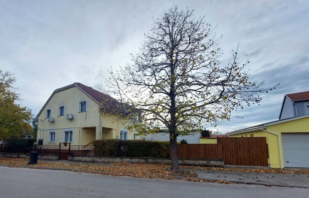 Elad� csal�di h�z Esztergomban