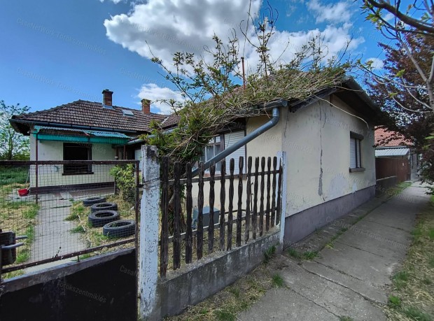 Elad� csal�di h�z Fegyvernek f�utc�j�n!