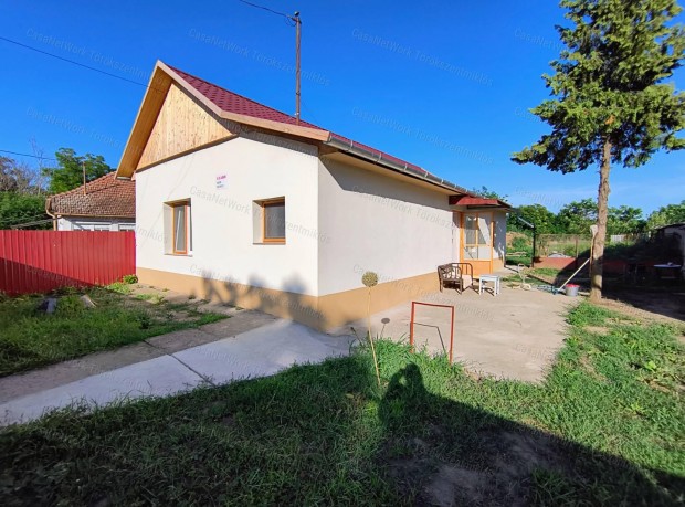 Elad� csal�di h�z Fegyvernek k�zpontj�ban!