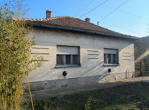 Elad� csal�di h�z Fegyverneken!