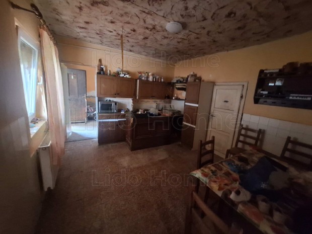 Elad� csal�di h�z Fels�mocsol�don nagy telekkel!