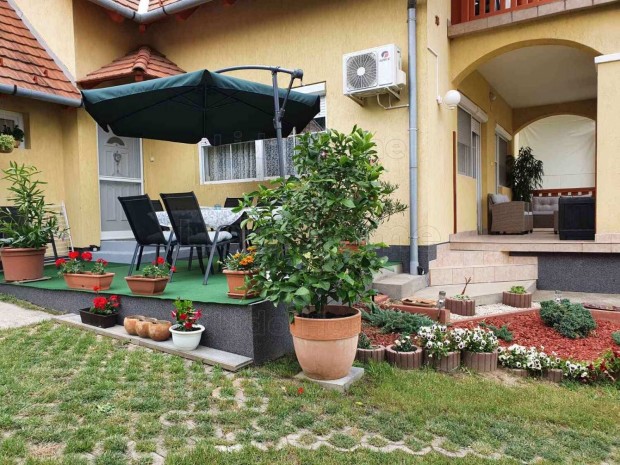 Elad� csal�di h�z Fony�d csendesebb ter�let�n