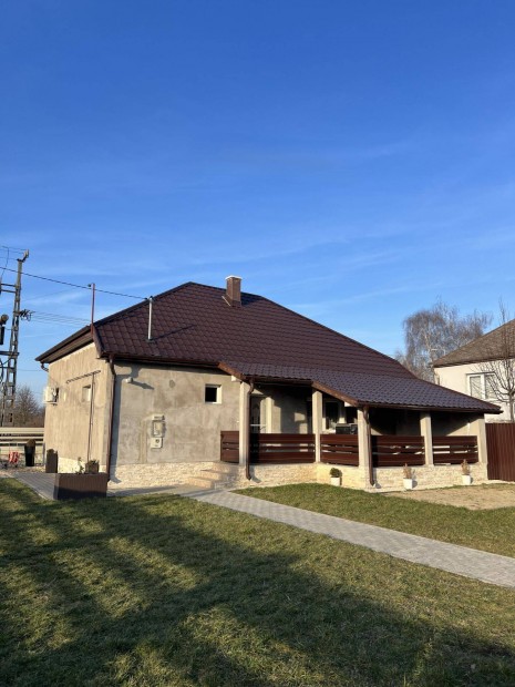 Elad� csal�di h�z G�vavencsell�n