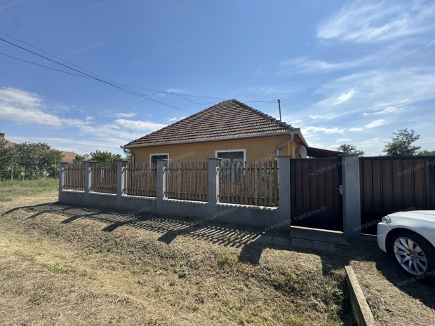 Elad� csal�di h�z Geszten!