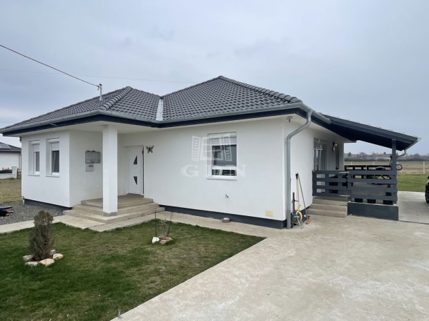 Elad� csal�di h�z Gy�ngy�shal�sz, Toldi utca