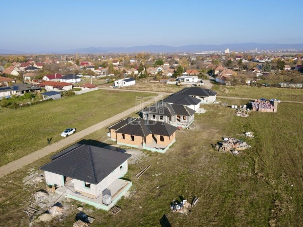 Elad� csal�di h�z Gy�ngy�shal�sz, Toldi utca